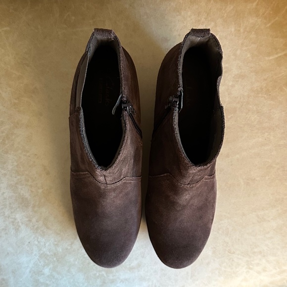 Clarks Crystal Quartz Women's Brown Suede Wedge Ankle Boots 8.5 Winter Casual - Picture 5 of 12